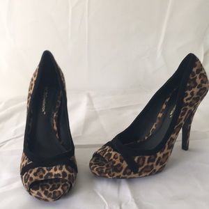 BCBG LEOPARD PRINT SIZE 7  shoes